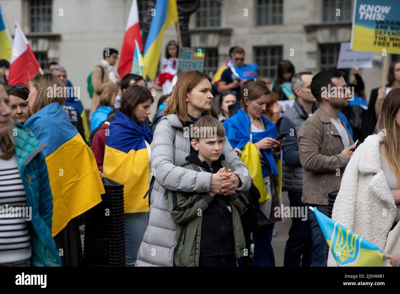 London, Großbritannien. 23. April 2022. Eine Mutter wird mit ihrem Kind bei der Demonstration gesehen. Ukrainische Unterstützer versammelten sich in der Downing Street und fordern weiterhin die britische Regierung auf, Waffen zur Unterstützung der ukrainischen Armee zu senden. Kredit: SOPA Images Limited/Alamy Live Nachrichten Stockfoto