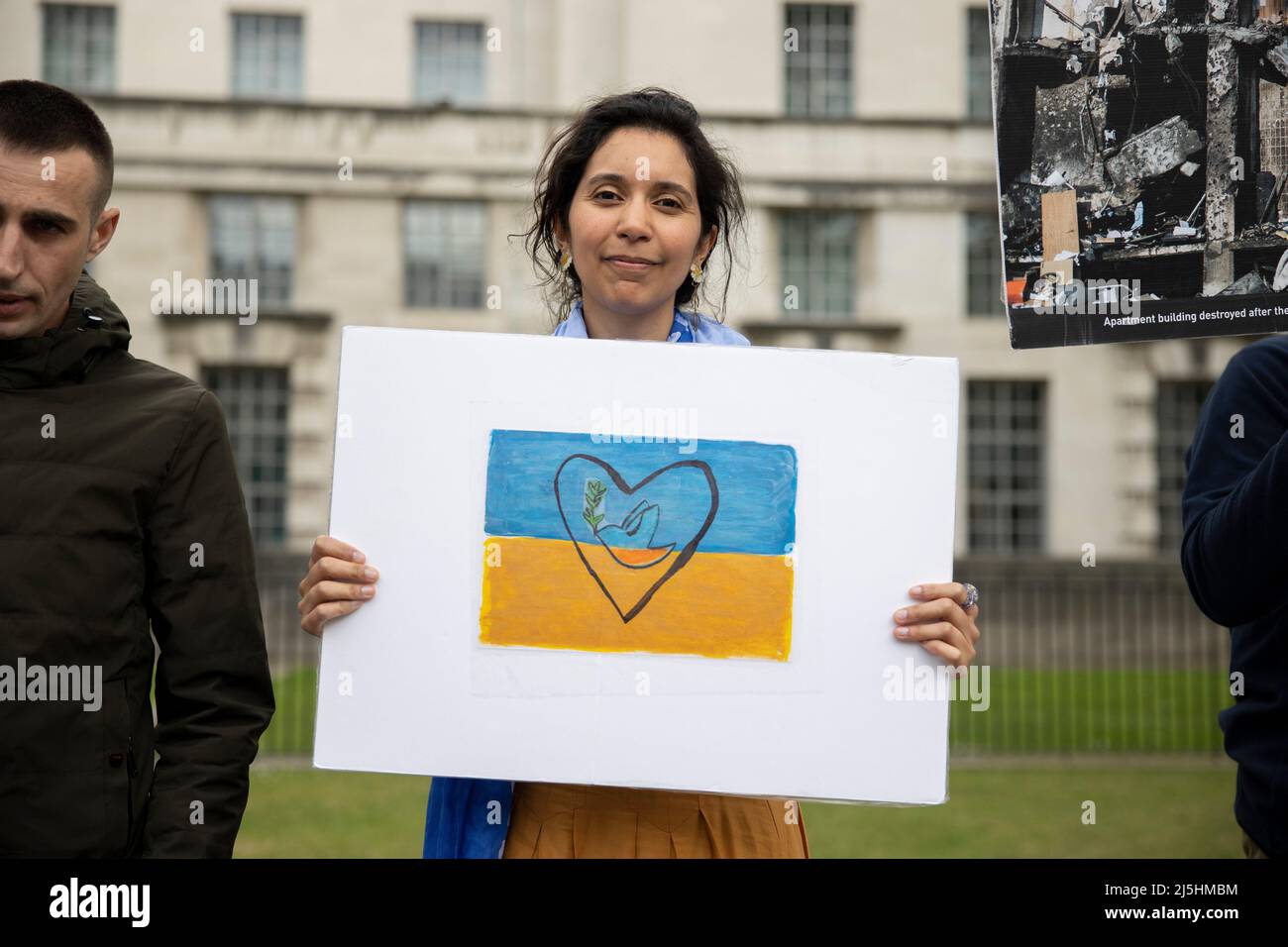 London, Großbritannien. 23. April 2022. Ein Protestler hält während der Demonstration eine Zeichnung. Ukrainische Unterstützer versammelten sich in der Downing Street und fordern weiterhin die britische Regierung auf, Waffen zur Unterstützung der ukrainischen Armee zu senden. Kredit: SOPA Images Limited/Alamy Live Nachrichten Stockfoto