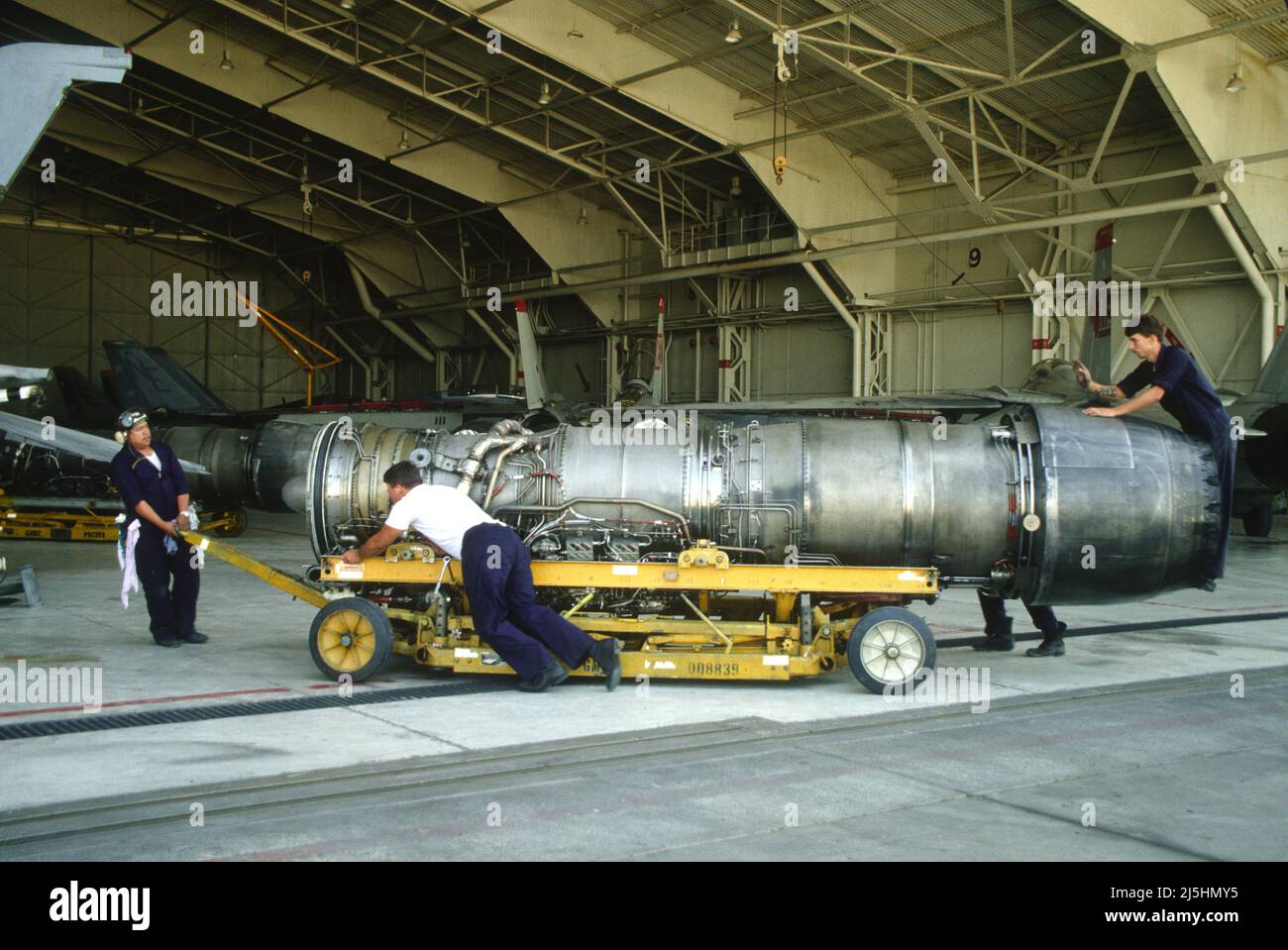 Grumman F-14 Tomcat-Engine auf einer Halterung für die Wartung bei NAS ...