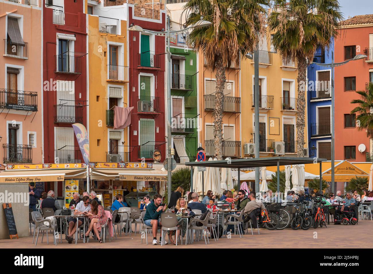 Terrasse mit Bars und Restaurants an der Promenade der bunten Fischerhäuser in der Küstenstadt Villajoyosa, Vila joiosa, Alicante, Spanien Stockfoto