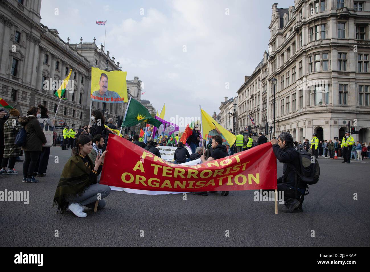 London, Großbritannien. 23. April 2022. Während der Demonstration halten die Demonstranten ein Transparent mit ihrer Meinung. Eine Gruppe kurdischer demonstranten marschiert und protestiert im Zentrum von London. Sie behaupteten, die Aktivisten der Arbeiterpartei Kurdistans (PKK) seien keine Terroristen und forderten die britische Regierung auf, mehr zu tun, um die Invasion der Türkei zu beenden. Kredit: SOPA Images Limited/Alamy Live Nachrichten Stockfoto