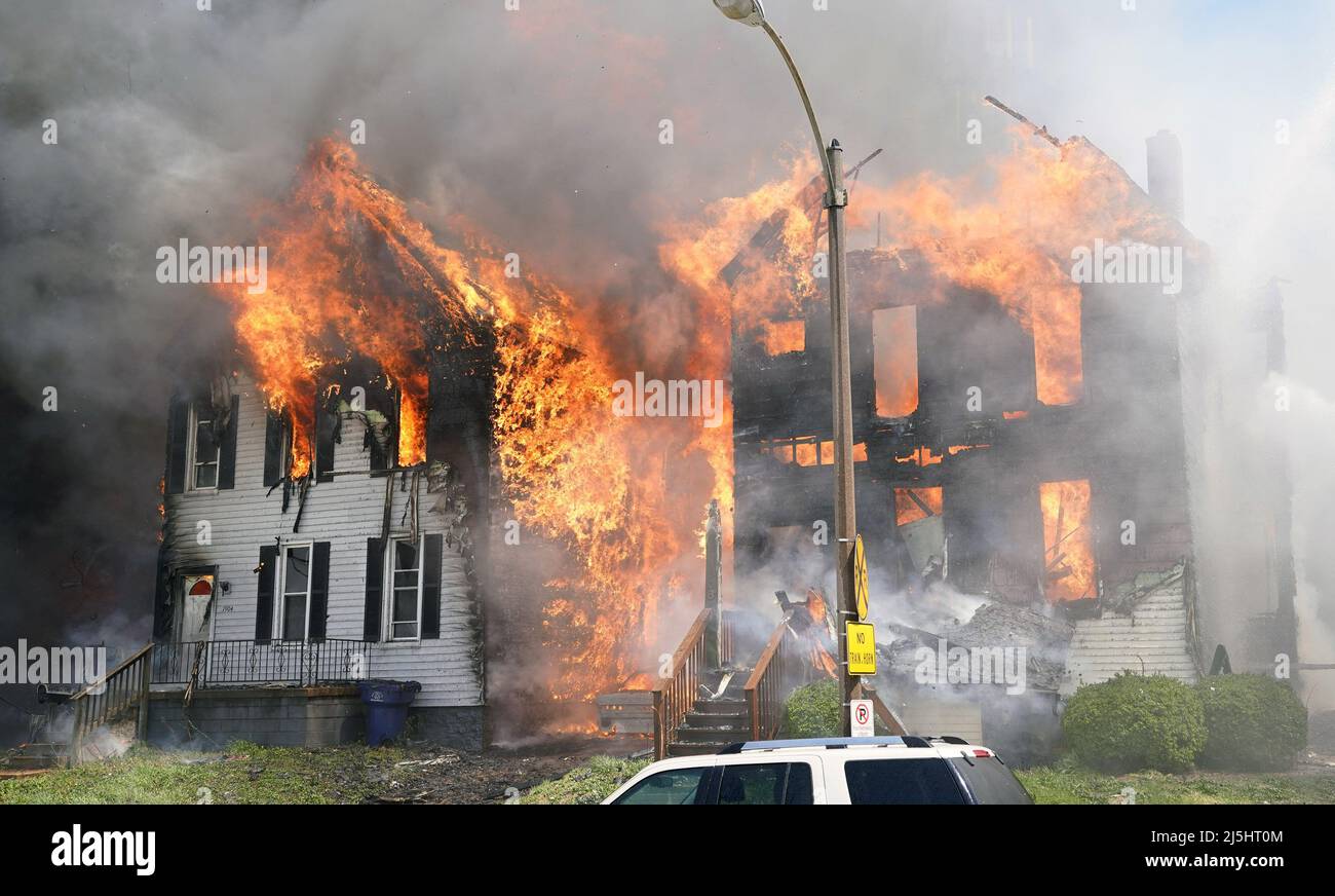 St. Louis, Usa. 23. April 2022. St. Louis Feuerwehrleute beginnen, Wasser auf zwei Häuser, die vollständig in Brand in St. Louis am Samstag, 23. April 2022 beteiligt sind setzen. Starke Winde halfen, das Feuer von einem Haus zum nächsten zu schieben und zerstörten zwei und zerstörten ein anderes ernsthaft. Ein Feuerwehrmann wurde in ein örtliches Krankenhaus gebracht, nachdem er der Hitze der Brände erlag. Foto von Bill Greenblatt/UPI Credit: UPI/Alamy Live News Stockfoto