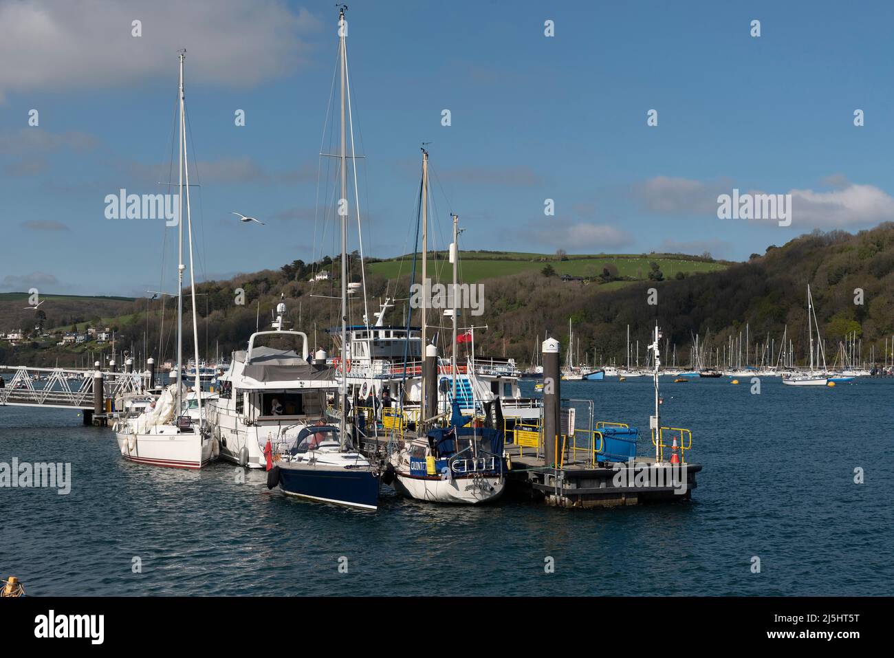 Dartmouth, South Devon, England, Großbritannien. 2022. Der River Dart in Dartmouth in Devon, Großbritannien. Die Boote liegen auf einem Anlegesteg am Stadthafen im mittleren Bach. Stockfoto