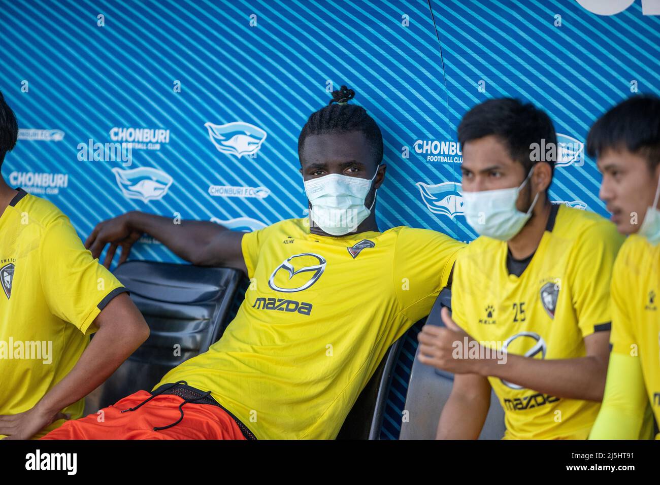 CHONBURI, THAILAND - 23. April: Kwame Karikari vom Nakhon Ratchasima F.C. auf der Bank vor dem Spiel der Thai Premier League zwischen DEM FC CHONBURI und DEM FC NAKHON RATCHASIMA im Chonburi Municipalstadion am 23. April 2022 in CHONBURI, Thailand (Foto by Orange Picturs) Stockfoto