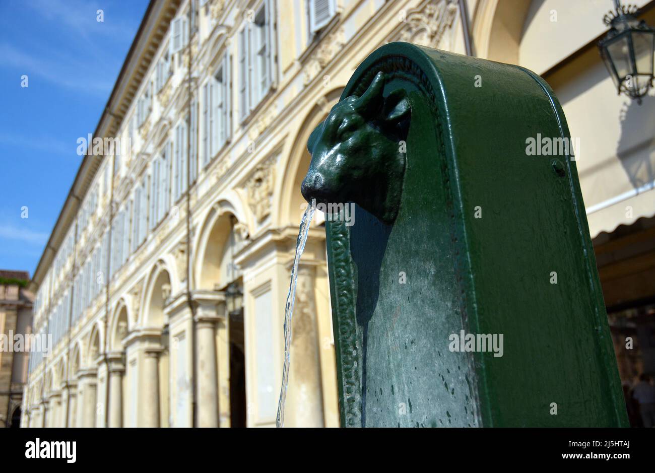 Turin, Piemont, Italien - der Toret, traditioneller öffentlicher Wasserbrunnen mit grüner Stierform, Symbol der Stadt. Stockfoto
