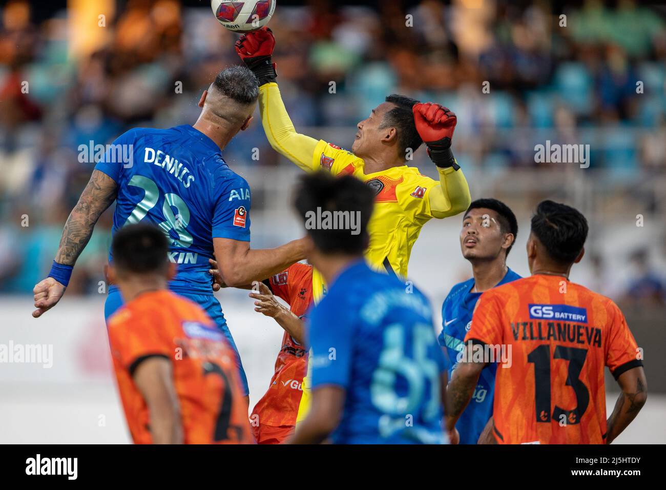 CHONBURI, THAILAND - 23. April: Pisan Dorkmaikaew von Nakhon Ratchasima F.C. rettet während des Spiels der Thai Premier League zwischen CHONBURI F.C. und NAKHON RATCHASIMA F.C. am 23. April 2022 im Chonburi Municipalstadion in CHONBURI, Thailand (Foto: Orange Picturs) Stockfoto