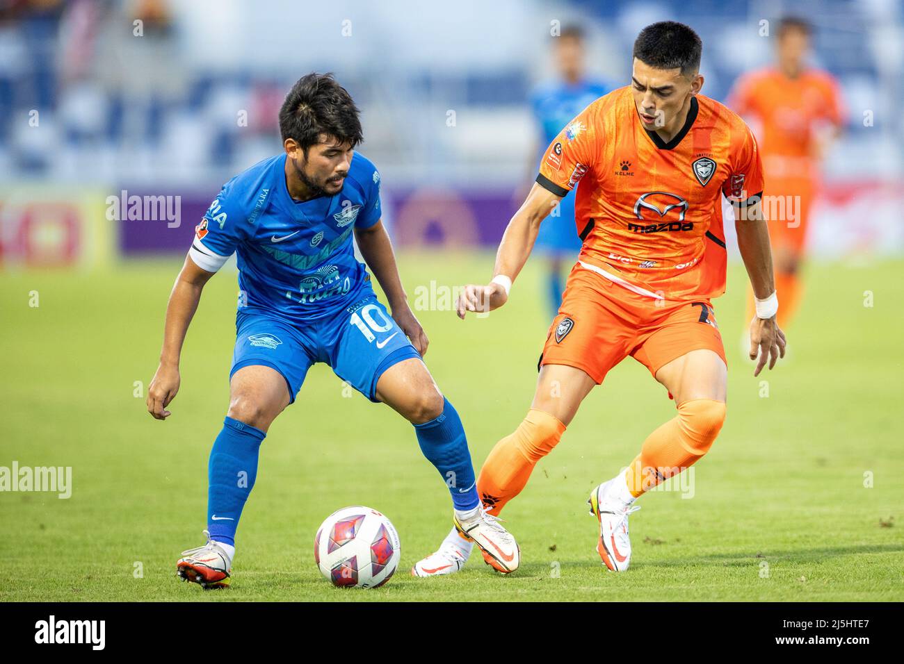 CHONBURI, THAILAND - 23. April: Kroekrit Thaweekarn des FC Chonburi und Dylan de Bruycker des FC Nakhon Ratchasima während des Spiels der Thai Premier League zwischen DEM FC CHONBURI und DEM FC NAKHON RATCHASIMA am 23. April 2022 im Chonburi Municipalstadion in CHONBURI, Thailand (Foto by Orange Picches) Stockfoto