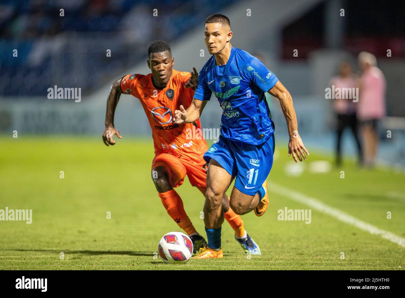 CHONBURI, THAILAND - 23. April: Faiq Jefrii Bolkiah vom FC Chonburi und Amadou Ouattara vom FC Nakhon Ratchasima während des Spiels der Thai Premier League zwischen DEM FC CHONBURI und DEM FC NAKHON RATCHASIMA am 23. April 2022 im Chonburi Municipalstadion in CHONBURI, Thailand (Foto by Orange Picches) Stockfoto