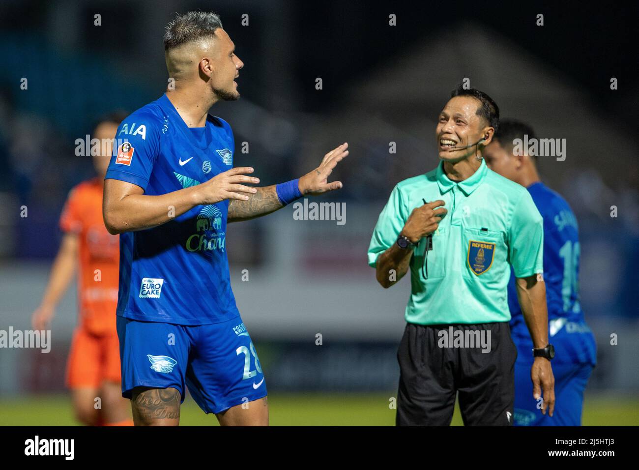 CHONBURI, THAILAND - 23. April: Dennis Murillo vom FC Chonburi und Schiedsrichter Niwat Insa-ARD während des Spiels der Thai Premier League zwischen DEM FC CHONBURI und DEM FC NAKHON RATCHASIMA im Chonburi Municipalstadion am 23. April 2022 in CHONBURI, Thailand (Foto by Orange Picturs) Stockfoto