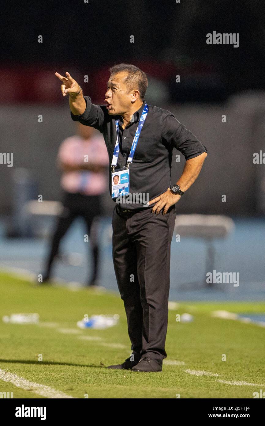 CHONBURI, THAILAND - 23. April: Sasom Pobprasert-Manager des FC Chonburi während des Spiels der Thai Premier League zwischen DEM FC CHONBURI und DEM FC NAKHON RATCHASIMA im Chonburi Municipalstadion am 23. April 2022 in CHONBURI, Thailand (Foto: Orange Picturs) Stockfoto