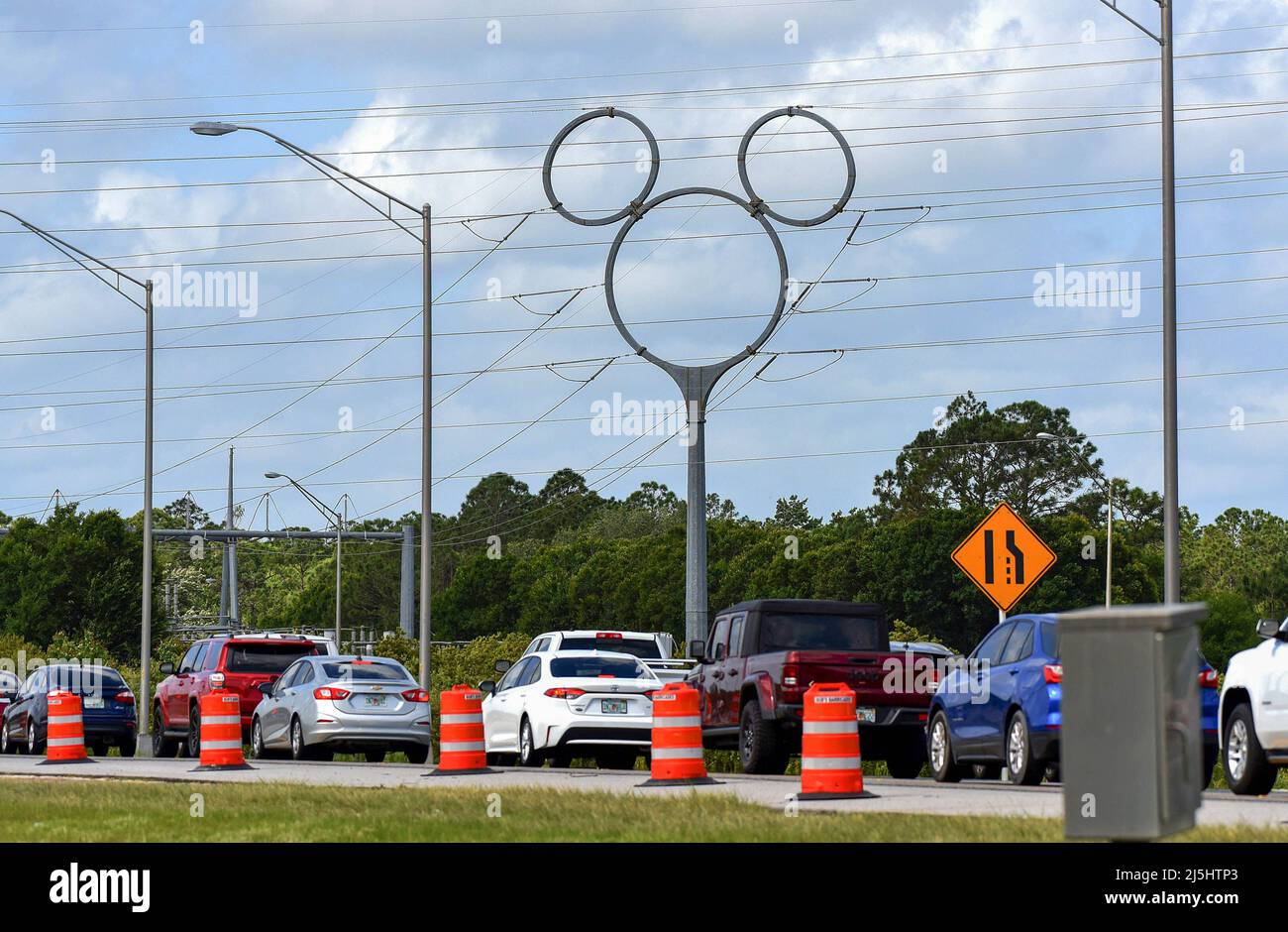 Lake Buena Vista, Usa. 23. April 2022. Fahrzeuge fahren unter dem Mickey-Pylon-Strommast, der von Reedy Creek Energy Services für die Stromversorgung von Walt Disney World verwendet wird, ist am Tag nach Florida Gov am Lake Buena Vista zu sehen. Ron DeSantis unterzeichnete eine Gesetzesvorlage, die den Zweckbezirk des Themenparks auflöst. Der Reedy Creek Improvement District wurde im Mai 1967 durch staatliche Gesetze geschaffen, um der Walt Disney Company die Regierungskontrolle über das Land in und um seine zentralen Freizeitparks in Florida zu geben. (Foto von Paul Hennessy/SOPA Images/Sipa USA) Quelle: SIPA USA/Alamy Live News Stockfoto