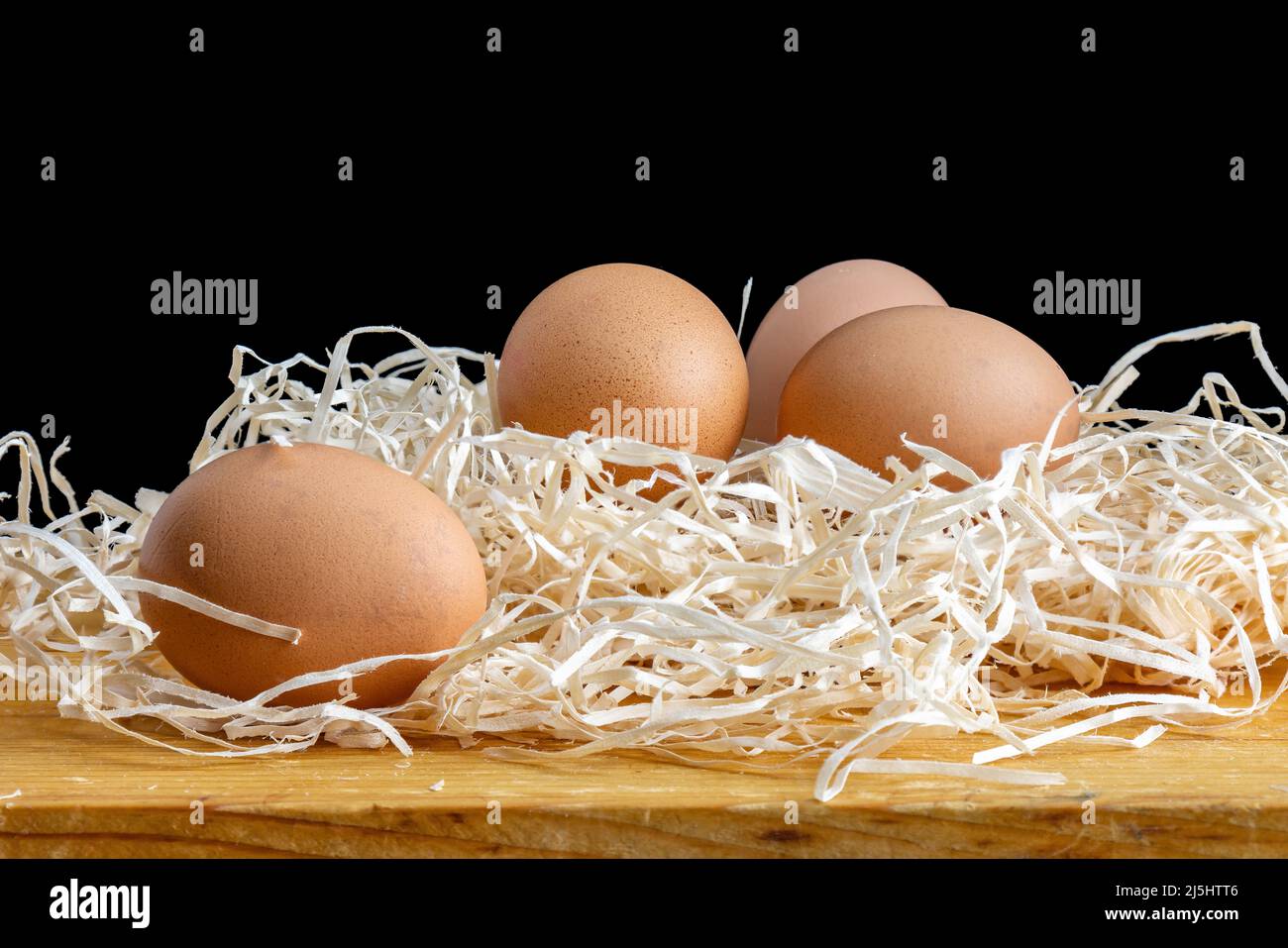 Frische und rohe Eier auf einem Strohbett Stockfoto