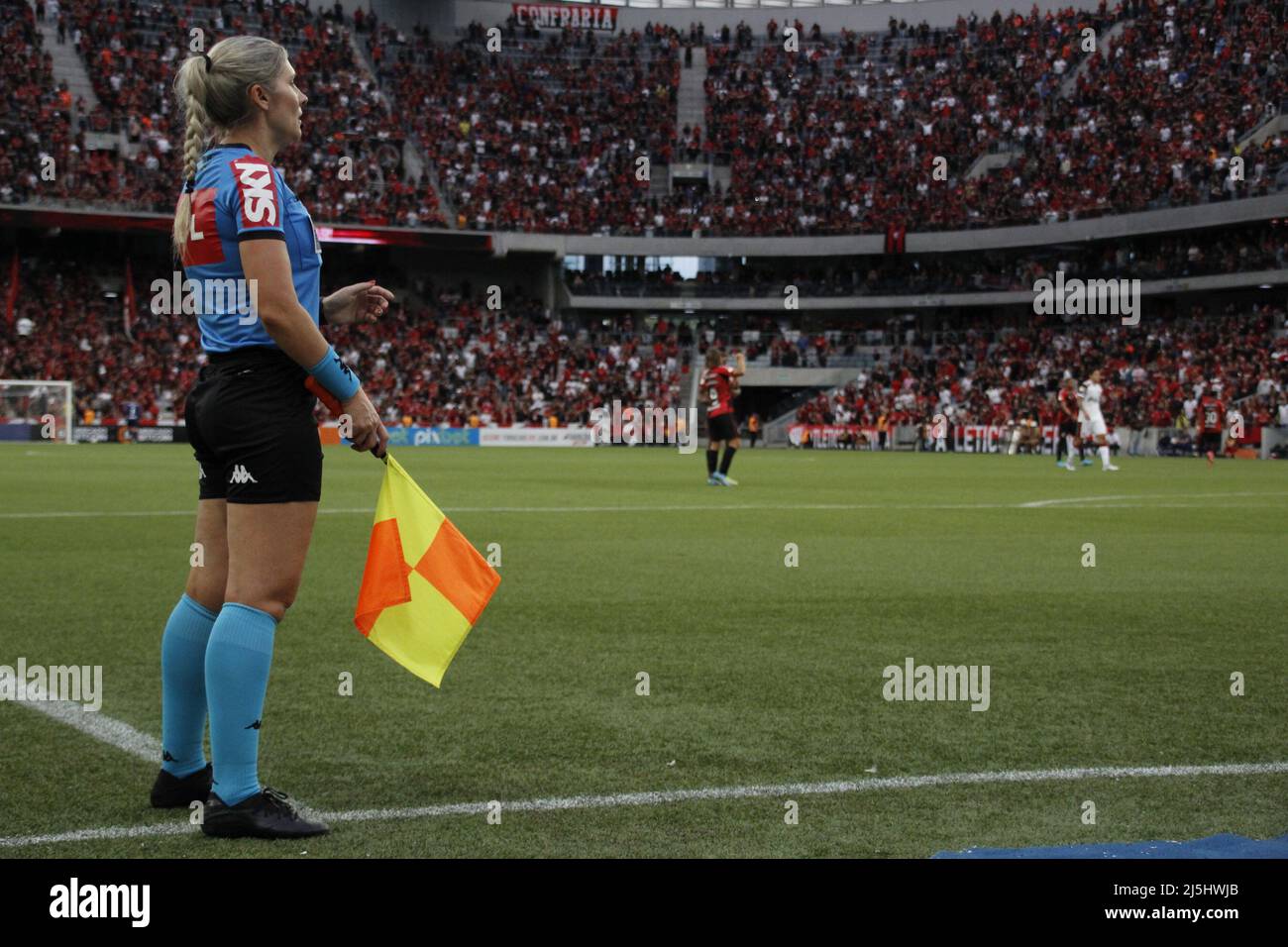 Curitiba, Parana, Brasilien. 23. April 2022. Brasilianische Fußballmeisterschaft: Athletico Paranaense gegen Flamengo. 23. April 2022, Curitiba, Parana, Brasilien: Fußballspiel zwischen Athletico Paranaense und Flamengo, gültig für die dritte Runde der brasilianischen Fußballmeisterschaft, die am Samstag (23) im Stadion Arena da Baixada in Curitiba, Parana, stattfindet. Athletico Paranaense Team gewann das Spiel mit einem Tor von Terans mit 1:0 Punkten. Bild: Edson de Souza/TheNews2 (Bild: © Edson De Souza/TheNEWS2 via ZUMA Press Wire) Stockfoto