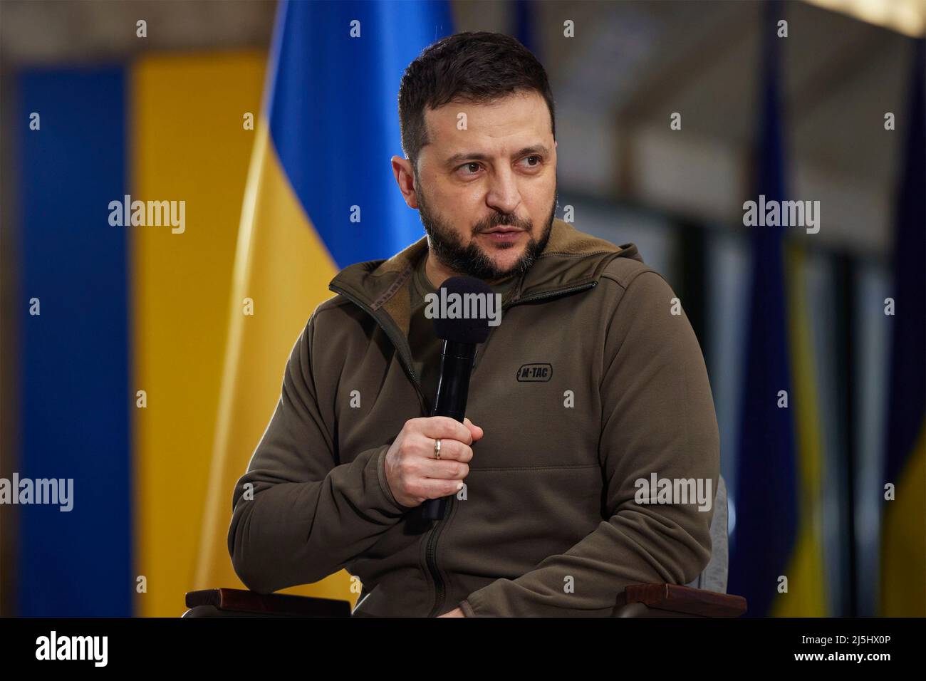 Kiew, Ukraine. 23. April 2022. Der ukrainische Präsident Wolodymyr Zelenskyy antwortet auf eine Frage während einer Pressekonferenz in einer befestigten U-Bahnstation unter der U-Bahn-Station am 23. April 2022 in Kiew, Ukraine. Zelenskyy sagte, er plane, am Sonntag die US-Staats- und Verteidigungsminister in Kiew zu treffen. Quelle: Ukrainische Präsidentschaft/Ukrainische Präsidentschaft/Alamy Live News Stockfoto