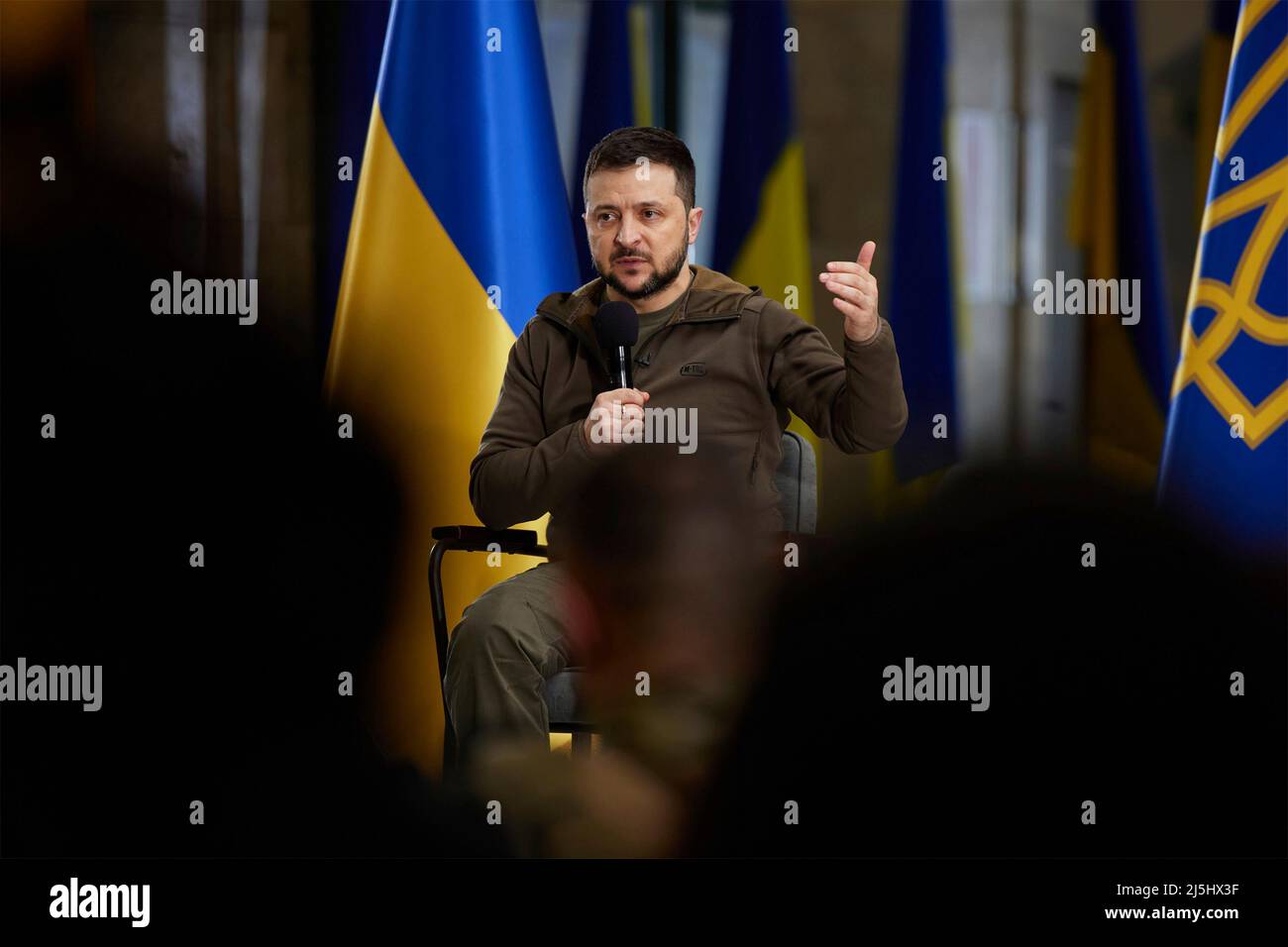 Kiew, Ukraine. 23. April 2022. Der ukrainische Präsident Wolodymyr Zelenskyy antwortet auf eine Frage während einer Pressekonferenz in einer befestigten U-Bahnstation unter der U-Bahn-Station am 23. April 2022 in Kiew, Ukraine. Zelenskyy sagte, er plane, am Sonntag die US-Staats- und Verteidigungsminister in Kiew zu treffen. Quelle: Ukrainische Präsidentschaft/Ukrainische Präsidentschaft/Alamy Live News Stockfoto