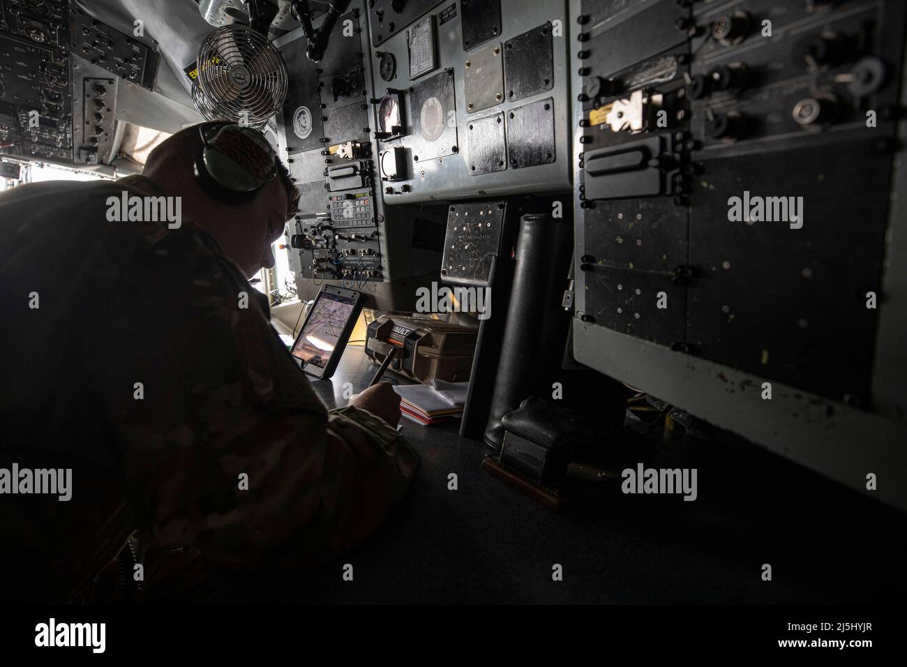 US Air Force Tech. Sgt. Brian Kelley, ein 108.-Flügel-Boombetreiber, nimmt Notizen auf, nachdem er am 21. April 2022 Kämpfer eines KC-135R-Stratotankers über dem Atlantik betankt hatte. Die Hauptmission des 108. Wings ist die Luftbetankung von Flugzeugen der Luftwaffe, der Marine und des Marine Corps sowie von Flugzeugen der alliierten Nationen. (USA Foto der Air National Guard von Meister Sgt. Matt Hecht) Stockfoto