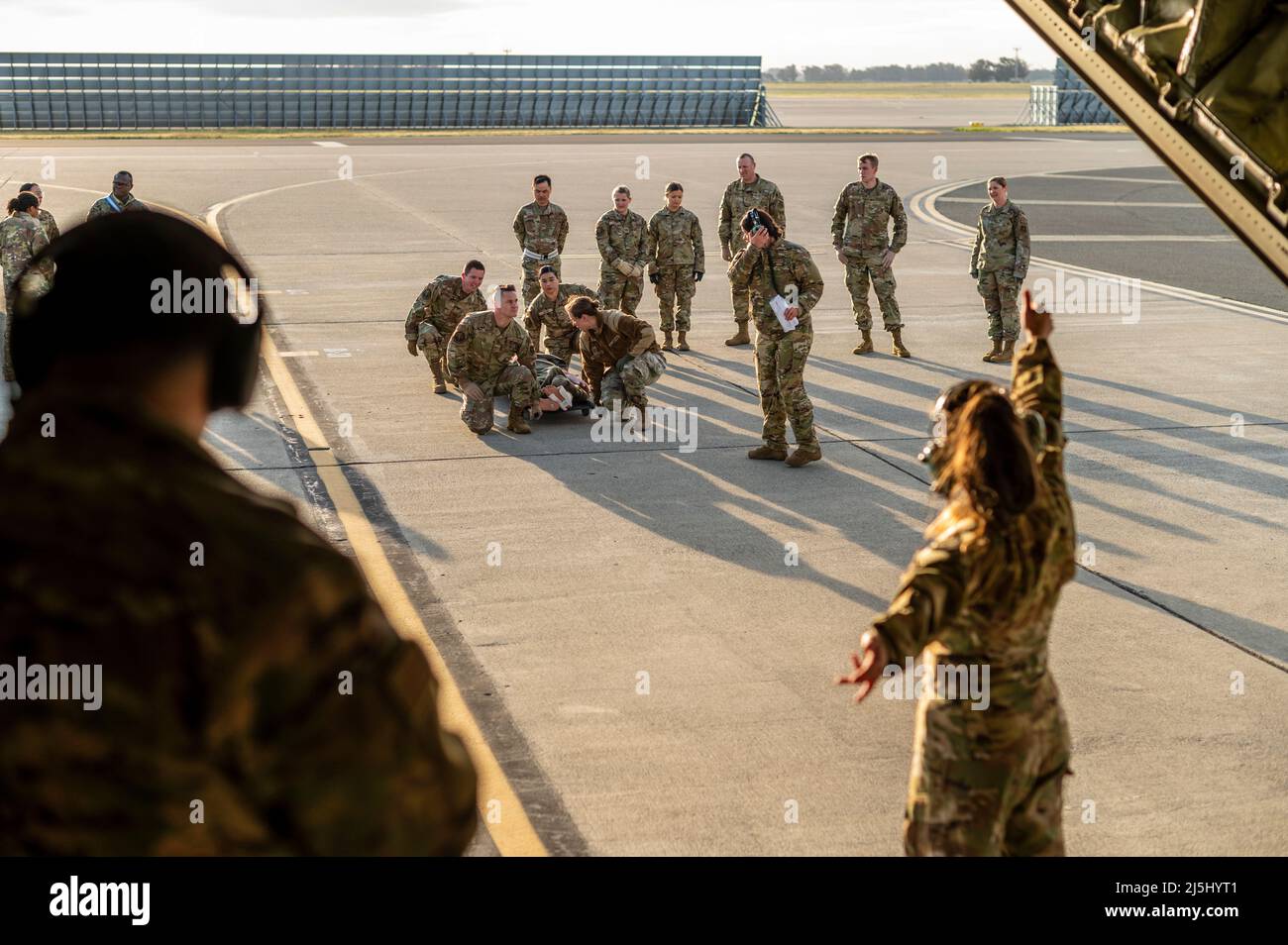 US-Luftwaffe des Aeromedical Evacuation Squadron von 60. beladen einen simulierten Patienten auf einen C-130J Super Hercules, der dem Airlift Squadron von 317., Dyess Air Force Base, Texas, zugewiesen wurde, während eines Trainings auf der Travis AFB, Kalifornien, 13. April 2022. Die Mission von AE ist es, Dienstmitgliedern, Angehörigen, Veteranen und Verbündeten vertrauenswürdige Betreuung in der Luft zu bieten. Diese Routinetrainings verbessern die Fähigkeit von Airmen, in Sekundenschnelle auf reale Situationen zu reagieren. (USA Luftwaffe Foto von Senior Karla Parra) Stockfoto