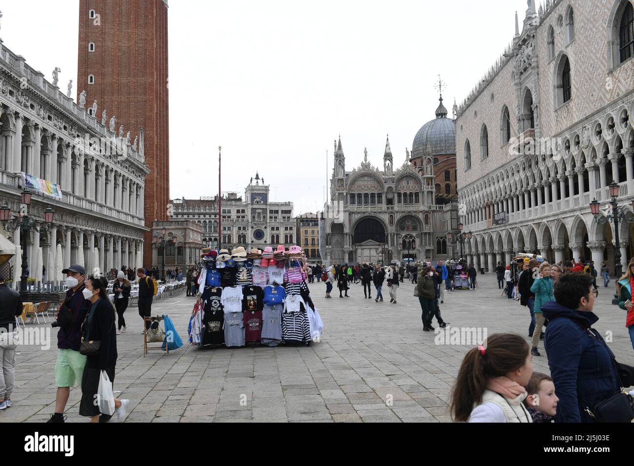 Venedig, Italien. 23. April 2022. T-Shirts und Hüte sind an einem Stand in der Nähe des Markusplatzes erhältlich. Die Kunstbiennale begann heute in der Lagunenstadt. Die Biennale Arte, die alle zwei Jahre stattfindet, gilt weltweit als das älteste und nach der documenta in Kassel das wichtigste internationale Forum für zeitgenössische bildende Kunst. Quelle: Felix Hörhager/dpa/Alamy Live News Stockfoto