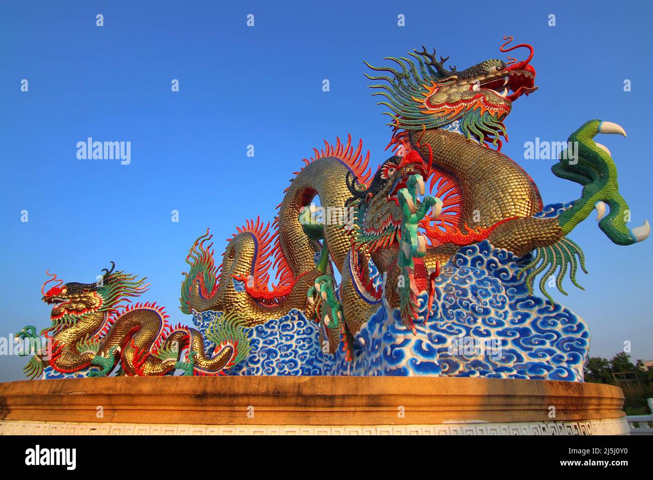 Chinesischer goldener Drache mit schönem Himmel Hintergrund Stockfoto