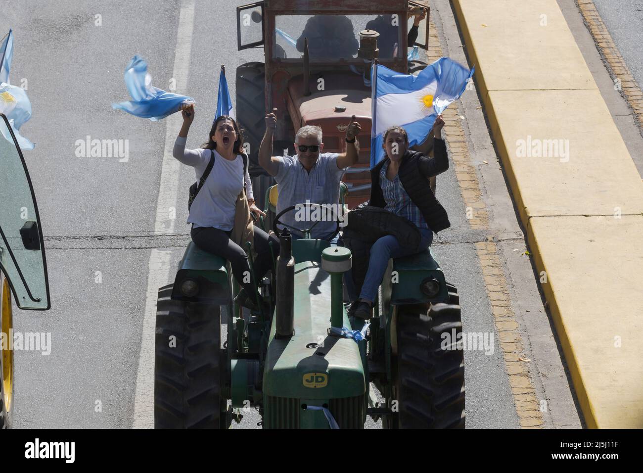 Buenos Aires, Argentinien, 23.. April 2022. Selbsteinberufene ländliche Produzenten marschierten mit ihren Traktoren auf die Plaza de Mayo, um Steuerdruck und Marktintervention abzulehnen. (Esteban Osorio/Alamy Live News) Stockfoto
