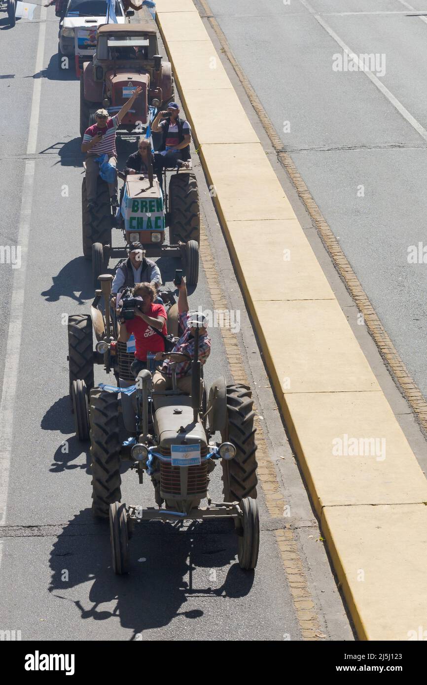 Buenos Aires, Argentinien, 23.. April 2022. Selbsteinberufene ländliche Produzenten marschierten mit ihren Traktoren auf die Plaza de Mayo, um Steuerdruck und Marktintervention abzulehnen. (Esteban Osorio/Alamy Live News) Stockfoto