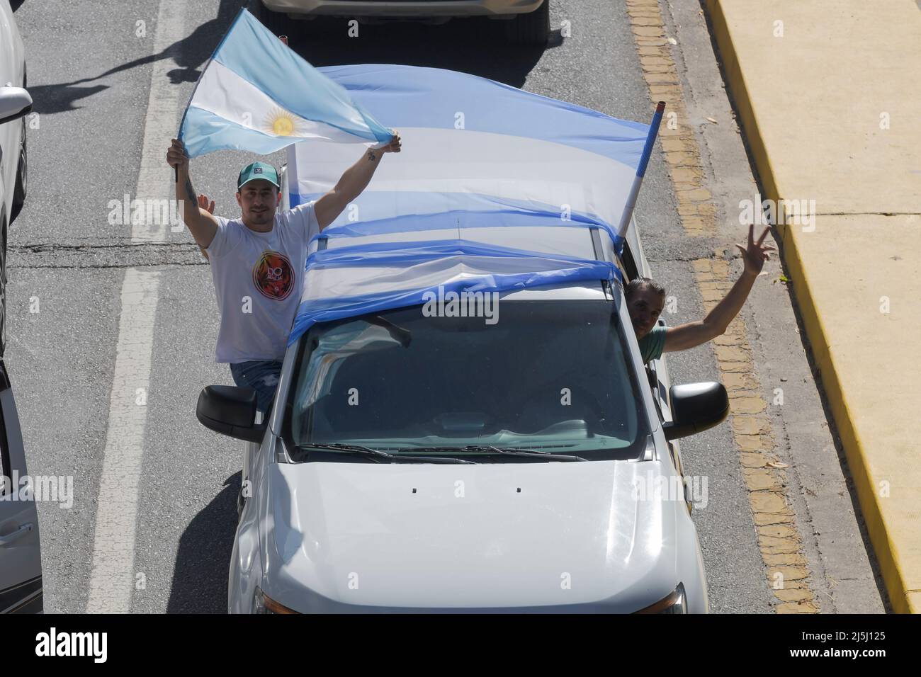 Buenos Aires, Argentinien, 23.. April 2022. Selbsteinberufene ländliche Produzenten marschierten mit ihren Traktoren auf die Plaza de Mayo, um Steuerdruck und Marktintervention abzulehnen. (Esteban Osorio/Alamy Live News) Stockfoto