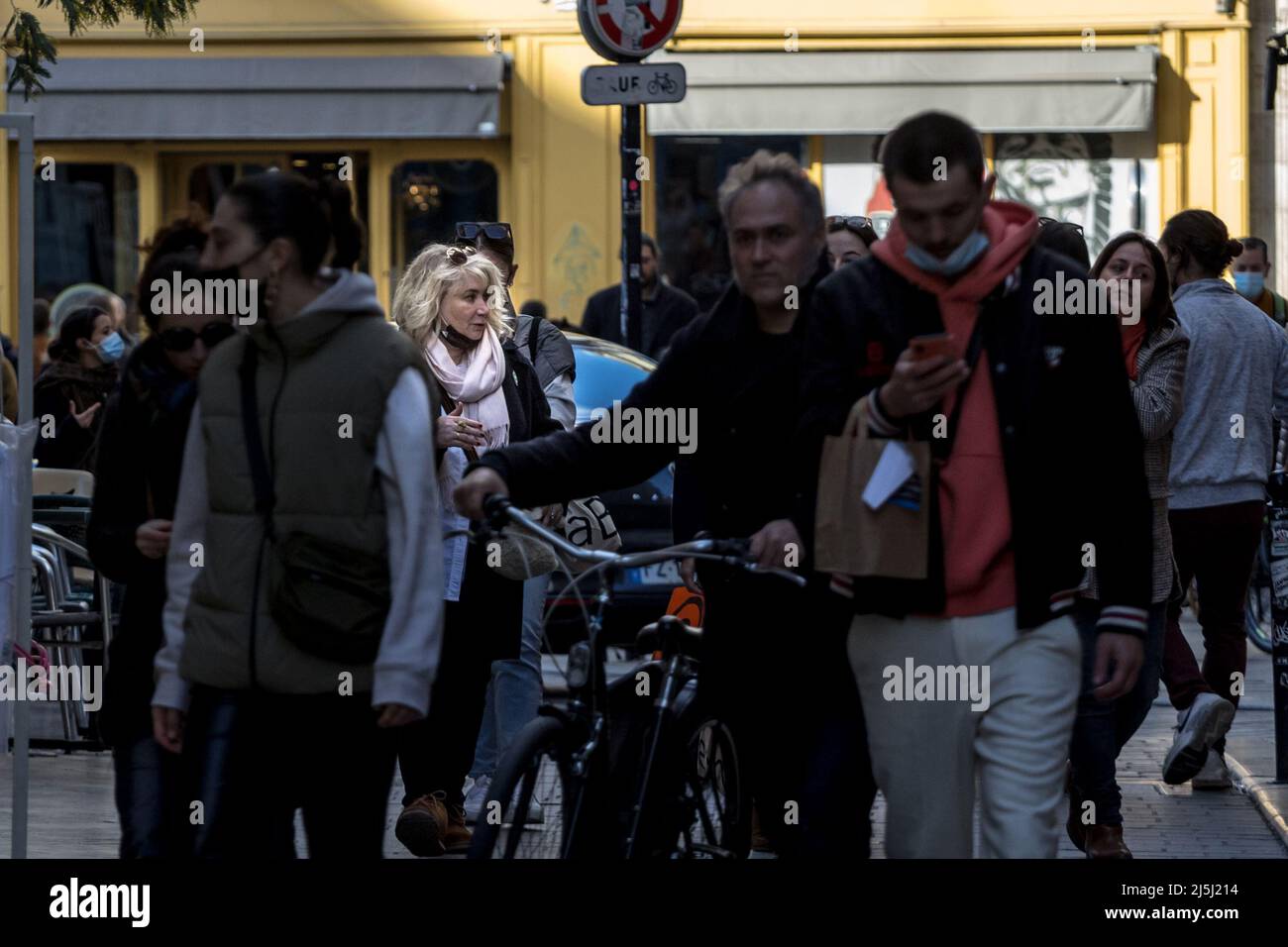 Bild einer weißen kaukasischen Frau, die in den Straßen von Bordeaux, Frankreich, stand, während sie eine schützende Gesichtsmaske unter dem Kinn trug, während der 2020 20 Stockfoto