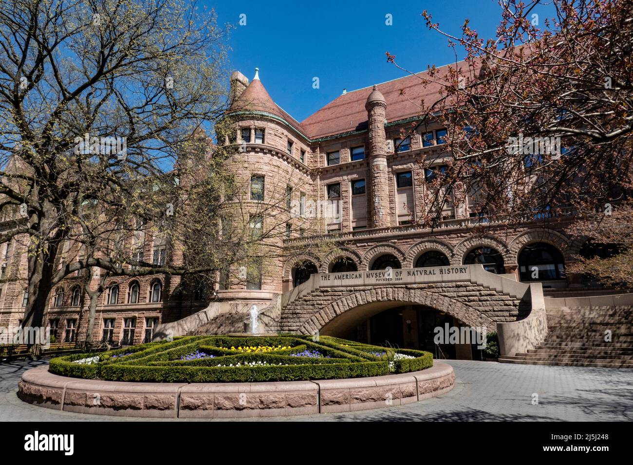 Old Castle der Eingang des American Museum of Natural History ist im Frühling, NYC, USA 2022, stattlich Stockfoto