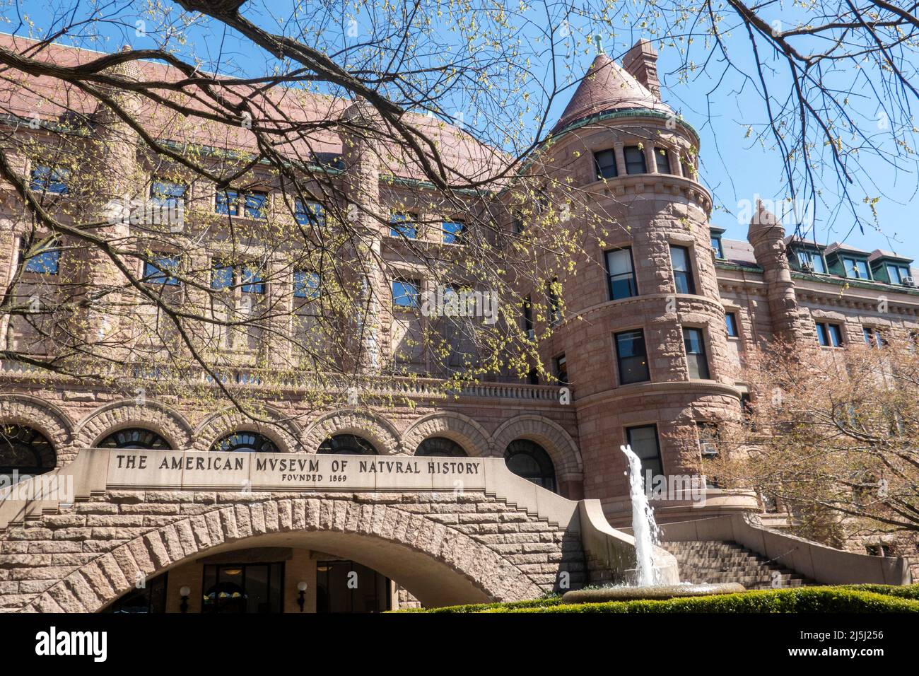 Old Castle der Eingang des American Museum of Natural History ist im Frühling, NYC, USA 2022, stattlich Stockfoto