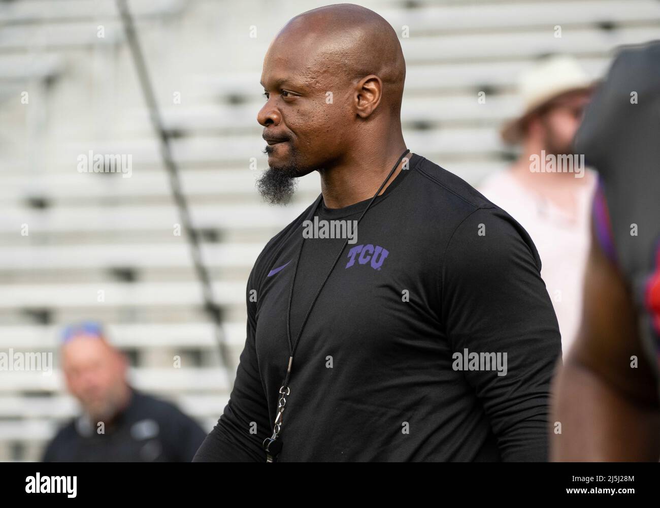 Fort Worth, Texas, USA. 22. April 2022. Kaz Kazadi, Assistant Athletics Director for Human Performance bei TCU Horned Frogs, nimmt das Feld vor der NCAA TCU-Frühjahrskrimmfahrt im Amon G. Carter Stadium in Fort Worth, Texas, auf. Matthew Lynch/CSM/Alamy Live News Stockfoto