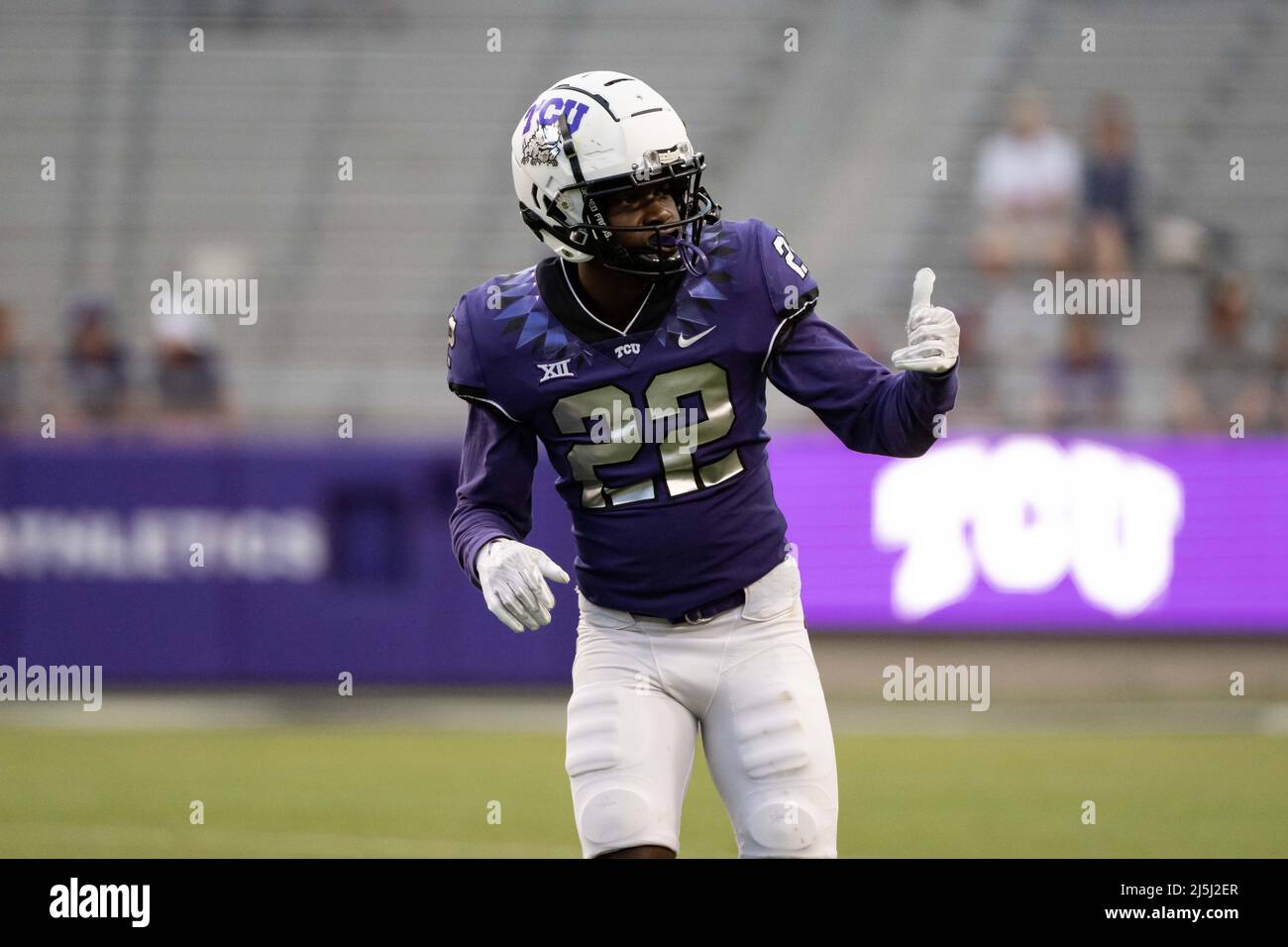 Fort Worth, Texas, USA. 22. April 2022. Der TCU Horned Frogs Wide Receiver Blair Conwright (22) stellt sich für ein Spiel während der NCAA TCU Spring Scrimmage im Amon G. Carter Stadium in Fort Worth, Texas, vor. Matthew Lynch/CSM/Alamy Live News Stockfoto