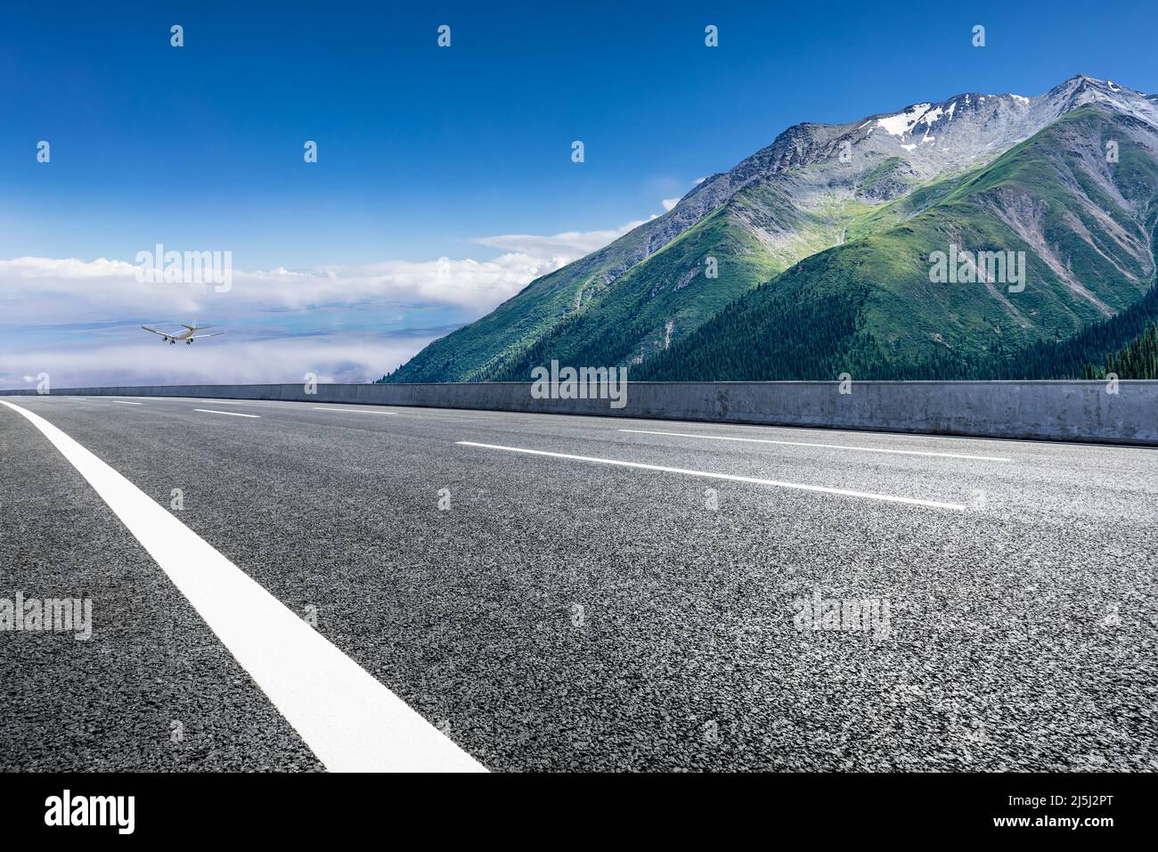 Leere Asphaltstraße und Berglandschaft unter blauem Himmel. Straße und Berge Hintergrund. Stockfoto