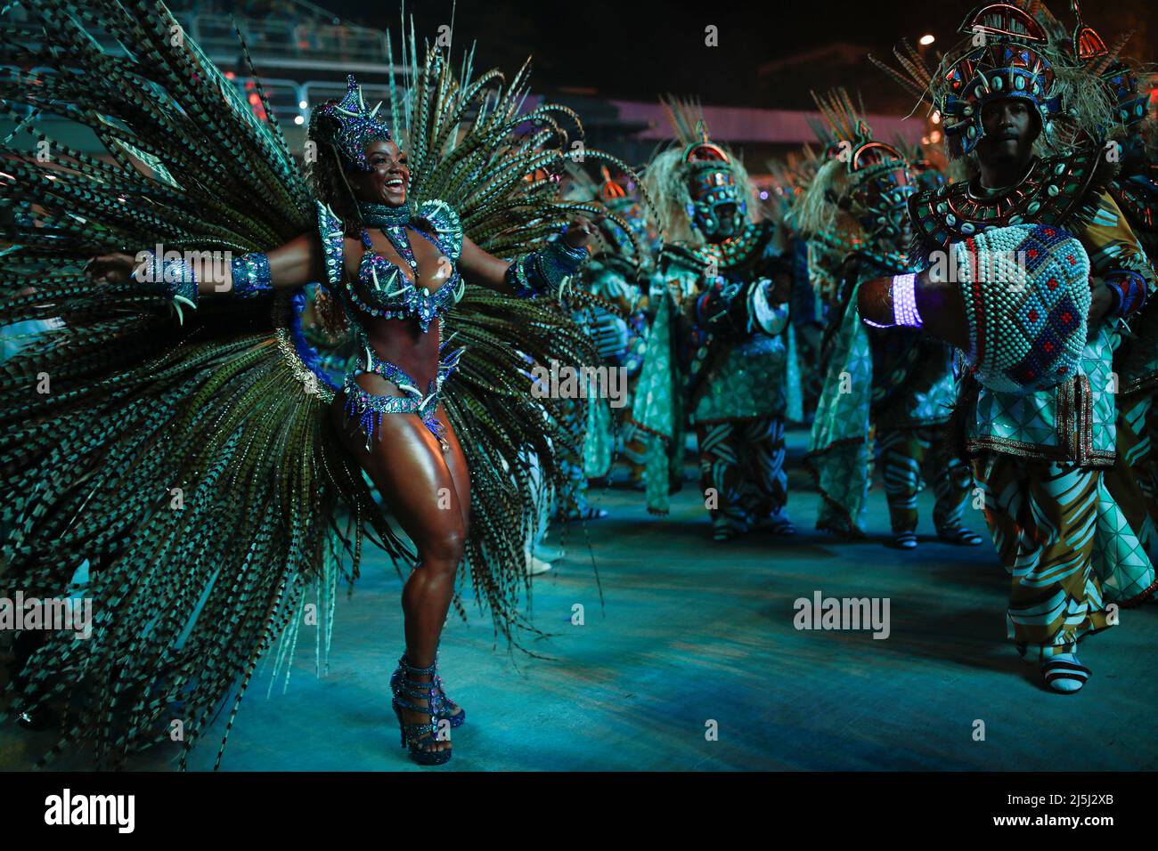 Trommeln Königin Bianca Monteiro von Portela Samba Schule tritt während der zweiten Nacht der Karnevalsparade im Sambadrome in Rio de Janeiro, Brasilien, am 23. April 2022. REUTERS/Amanda Perobelli Stockfoto