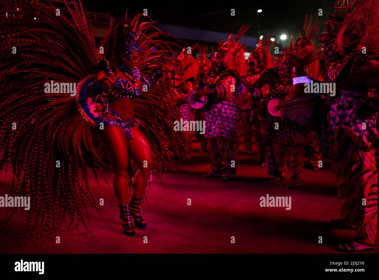 Trommeln Königin Bianca Monteiro von Portela Samba Schule tritt während der zweiten Nacht der Karnevalsparade im Sambadrome in Rio de Janeiro, Brasilien, am 23. April 2022. REUTERS/Amanda Perobelli Stockfoto