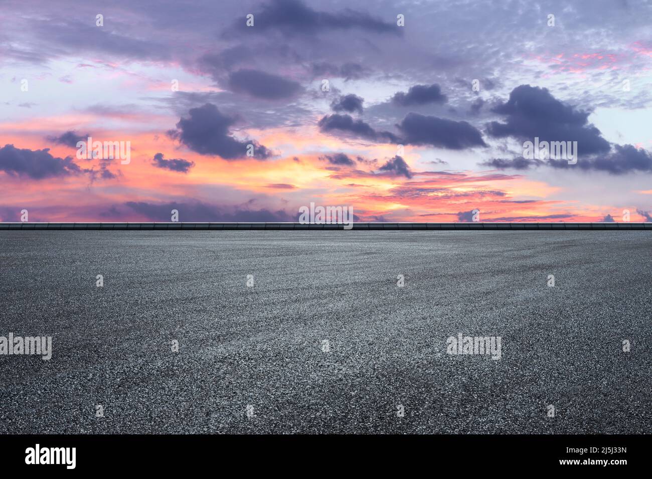 Asphalt Straße Plattform und Himmel Sonnenuntergang Wolken Hintergrund Stockfoto