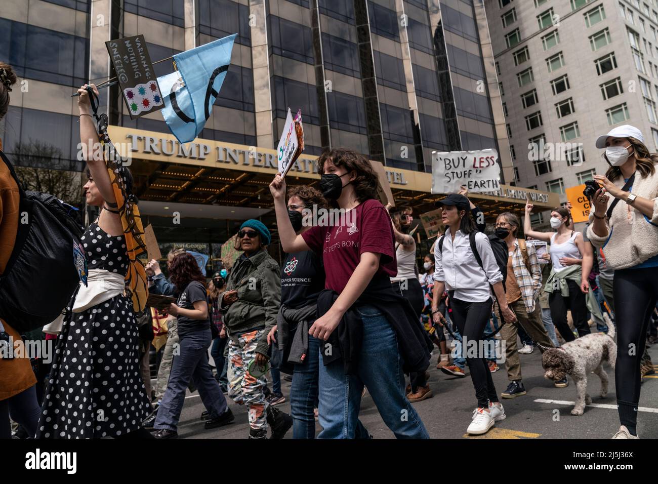 New York, NY - 23. April 2022: Mehr als 200 Demonstranten und Aktivisten versammeln sich und marschieren durch die Straßen von Midtown Manhattan zum jährlichen March for Science Stockfoto