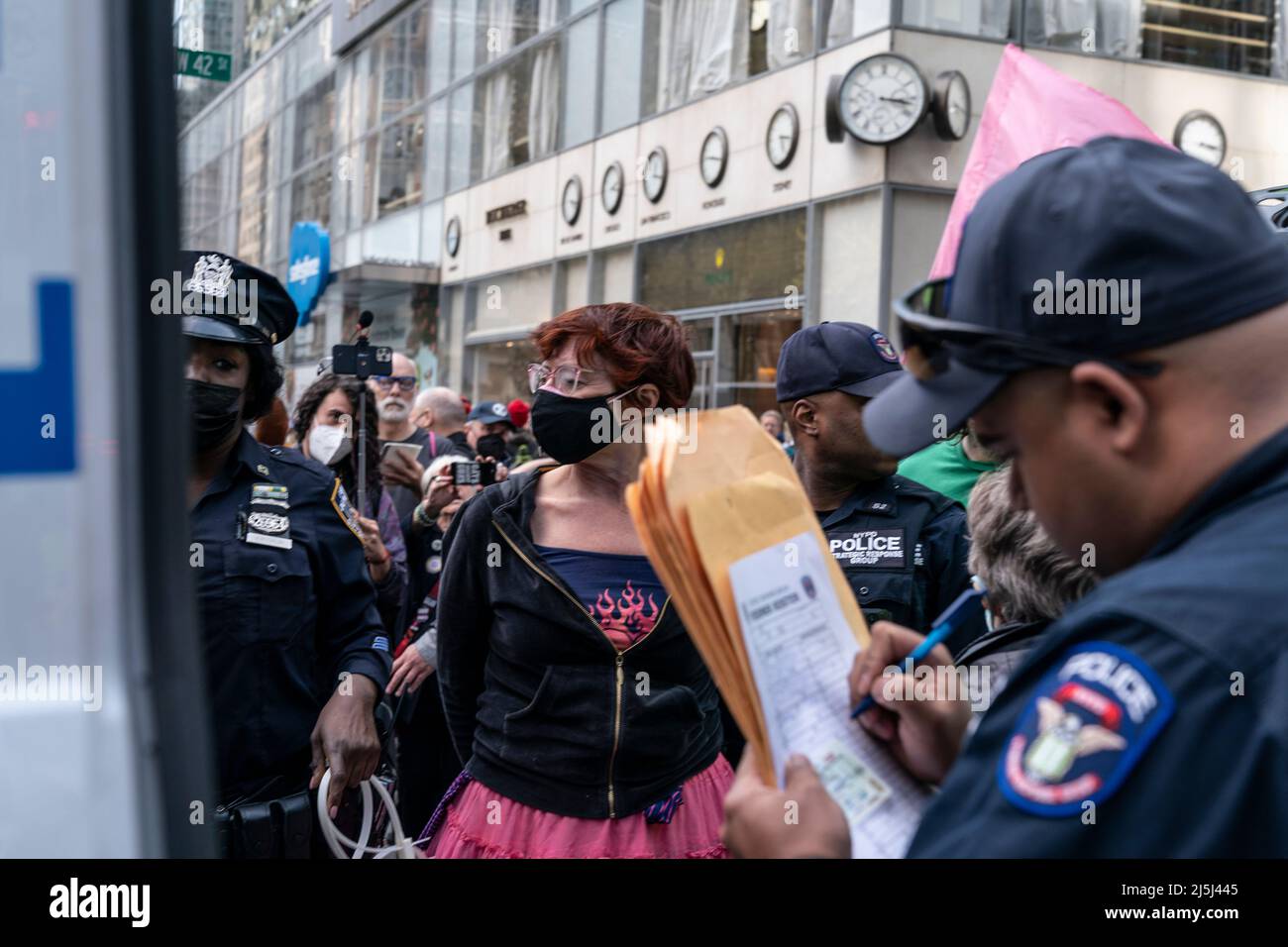 New York, NY - 23. April 2022: Aktivisten des Extinction Rebellion blockierten den Verkehr auf der 6. Avenue nach Abschluss des Annual March for Science und wurden von der Polizei verhaftet Stockfoto