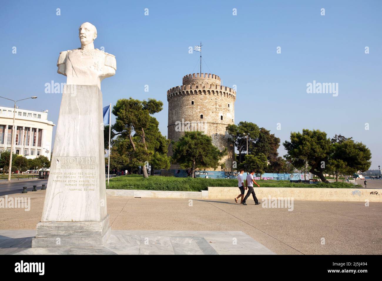 Admiral Votsis Statue und Weißer Turm auf der Rückseite in Thessaloniki, Griechenland. Thessaloniki ist die zweitgrößte Stadt Griechenlands. Stockfoto