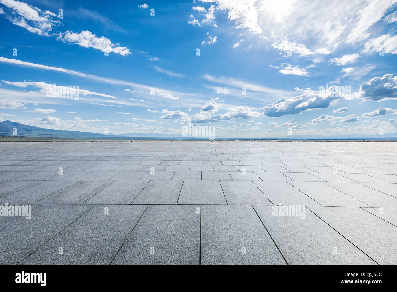 Leere quadratische Plattform und blauer Himmel mit weißen Wolken Landschaft Stockfoto