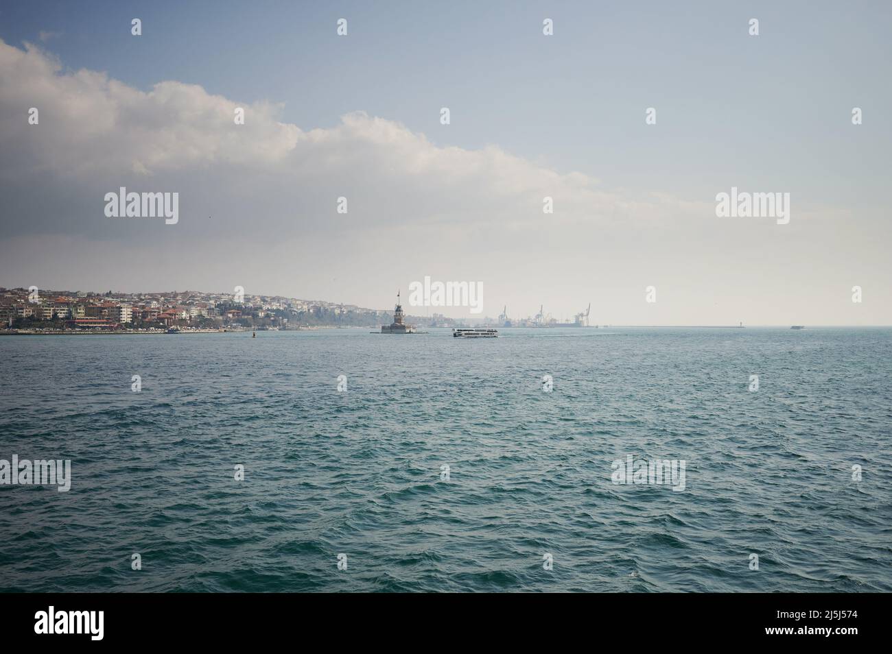 Insel mit Turm auf Istanbul Stadt türkei. Bootstour in Bosporus Stockfoto