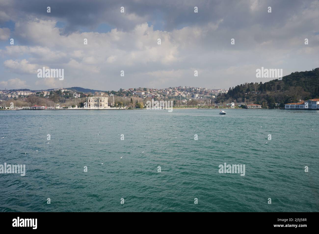 Palast am Ufer des Bosporus. Wahrzeichen der Istanbuler Küste Stockfoto
