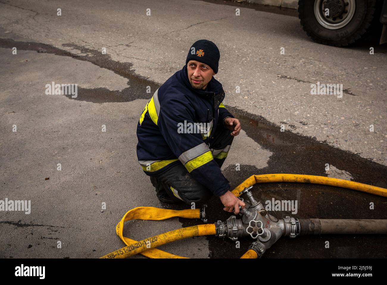 Charkiw, Ukraine. 23. April 2022. Ein Feuerwehrmann öffnet Wasserleitungen für seine Kollegen, um das Feuer zu löschen, das durch einen russischen Artillerieangriff im Nordosten Charkiws verursacht wurde. Während Russland seine Truppen neu versorgt und die Offensive auf den östlichen Teil der Ukraine konzentriert hat, steht Charkow, die zweitgrößte Stadt der Ukraine, nun unter ständiger Bedrohung durch russische Bombardierungen und Luftangriffe. (Foto von Alex Chan Tsz Yuk/SOPA Images/Sipa USA) Quelle: SIPA USA/Alamy Live News Stockfoto