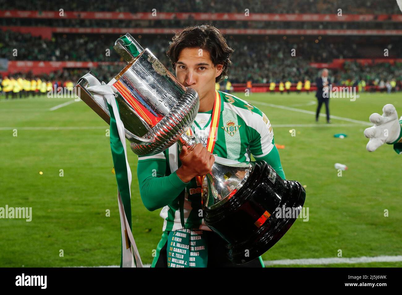 Sevilla, Spanien. 23. April 2022. Diego Lainez (Betis) Fußball: Lainez feiert mit Trophäe nach dem Gewinn der spanischen Copa del Rey Finalmatch zwischen Real Betis Balompie 1-1 Valencia CF im La Cartuja Stadion in Sevilla, Spanien . Quelle: Mutsu Kawamori/AFLO/Alamy Live News Stockfoto