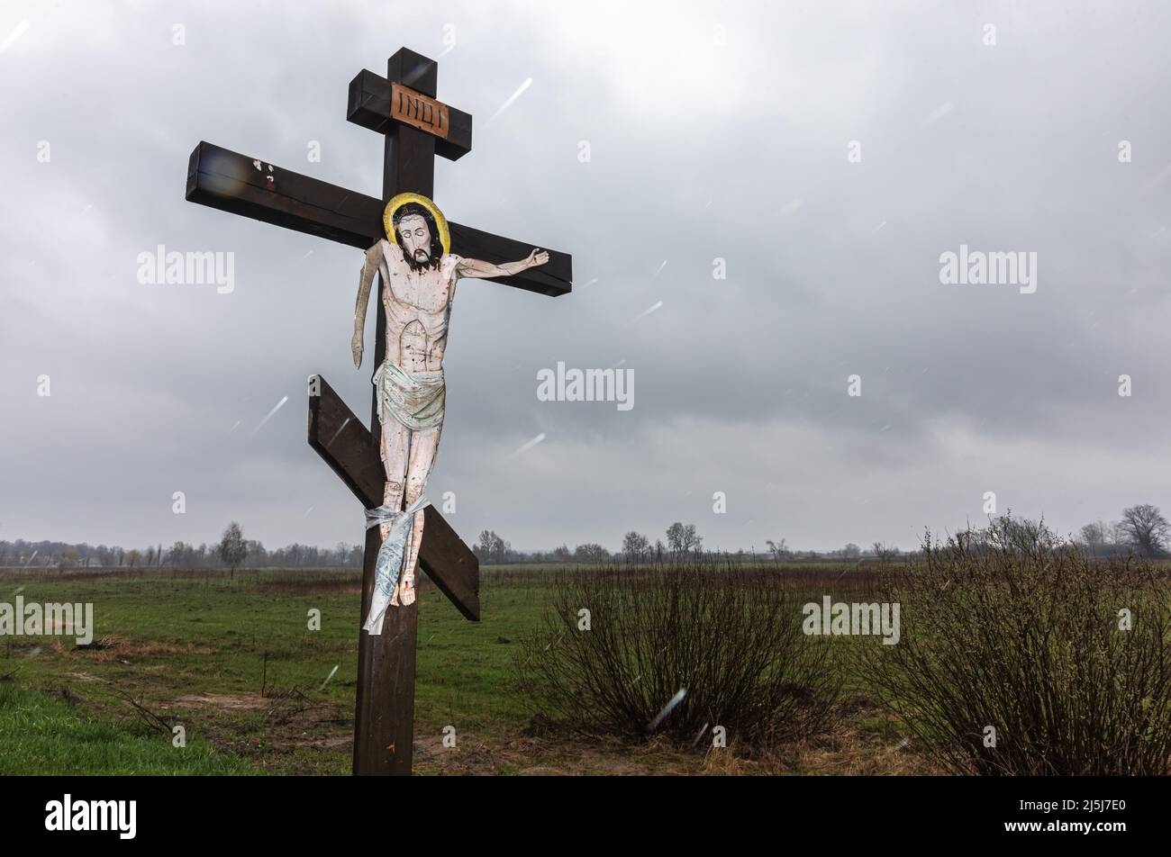 Blystavycia Village, Ukraine. 22. April 2022. Kreuzigung Christi mit gesenkter Hand. Russland marschierte am 24. Februar 2022 in die Ukraine ein und löste damit den größten militärischen Angriff in Europa seit dem Zweiten Weltkrieg aus Kredit: SOPA Images Limited/Alamy Live Nachrichten Stockfoto