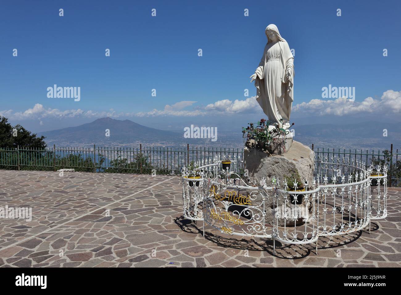 Monte Faito - Madonna dell'Accoglienza sul sagrato del Santuario di San Michele Stockfoto