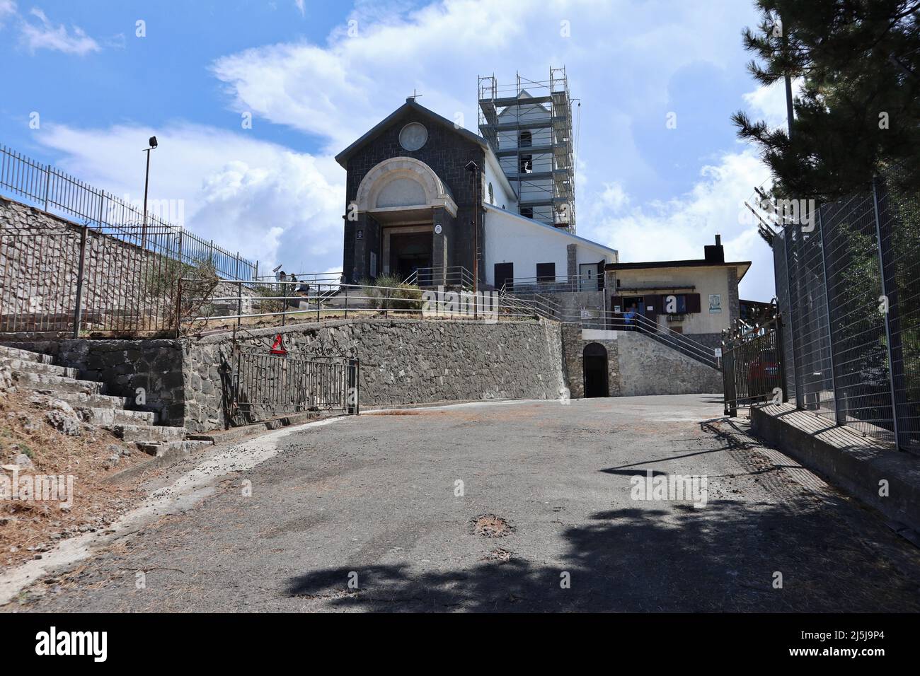 Monte Faito - Santuario di San Michele Arcangelo dalla strada di Accesso Stockfoto