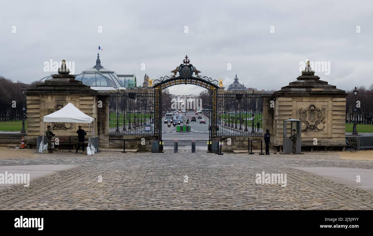 Stadtlandschaft von Paris vom Musée de l'Armée (Armeemuseum), dem nationalen Militärmuseum von Frankreich, gelegen in Les Invalides, 7. Arrondissement Paris Stockfoto