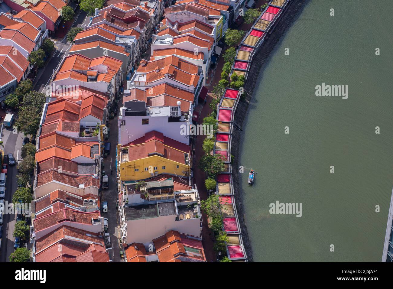 Luftaufnahme des Boat Quay, einem touristischen Gebiet für Touristen, um gutes Essen und Getränke am sauberen Fluss zu genießen. Singapur. 2022 Stockfoto