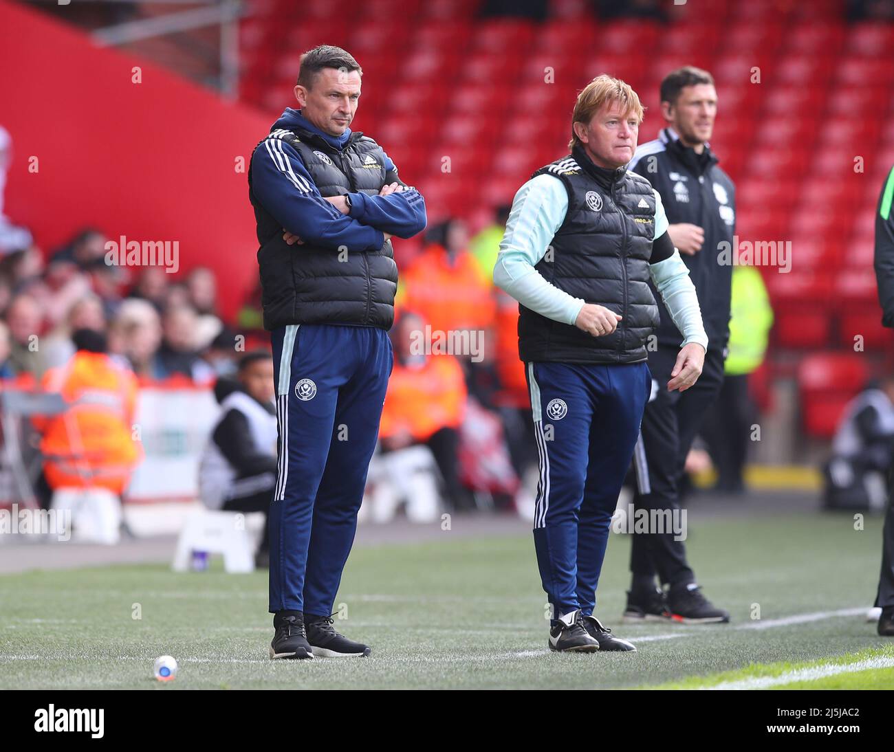 Sheffield, England, 23.. April 2022. Paul Heckingbottom Manager von Sheffield Utd und Stuart McCall Sheffield Utd Assistant Coach beim Sky Bet Championship-Spiel in der Bramall Lane, Sheffield. Bildnachweis sollte lauten: Simon Bellis / Sportimage Stockfoto