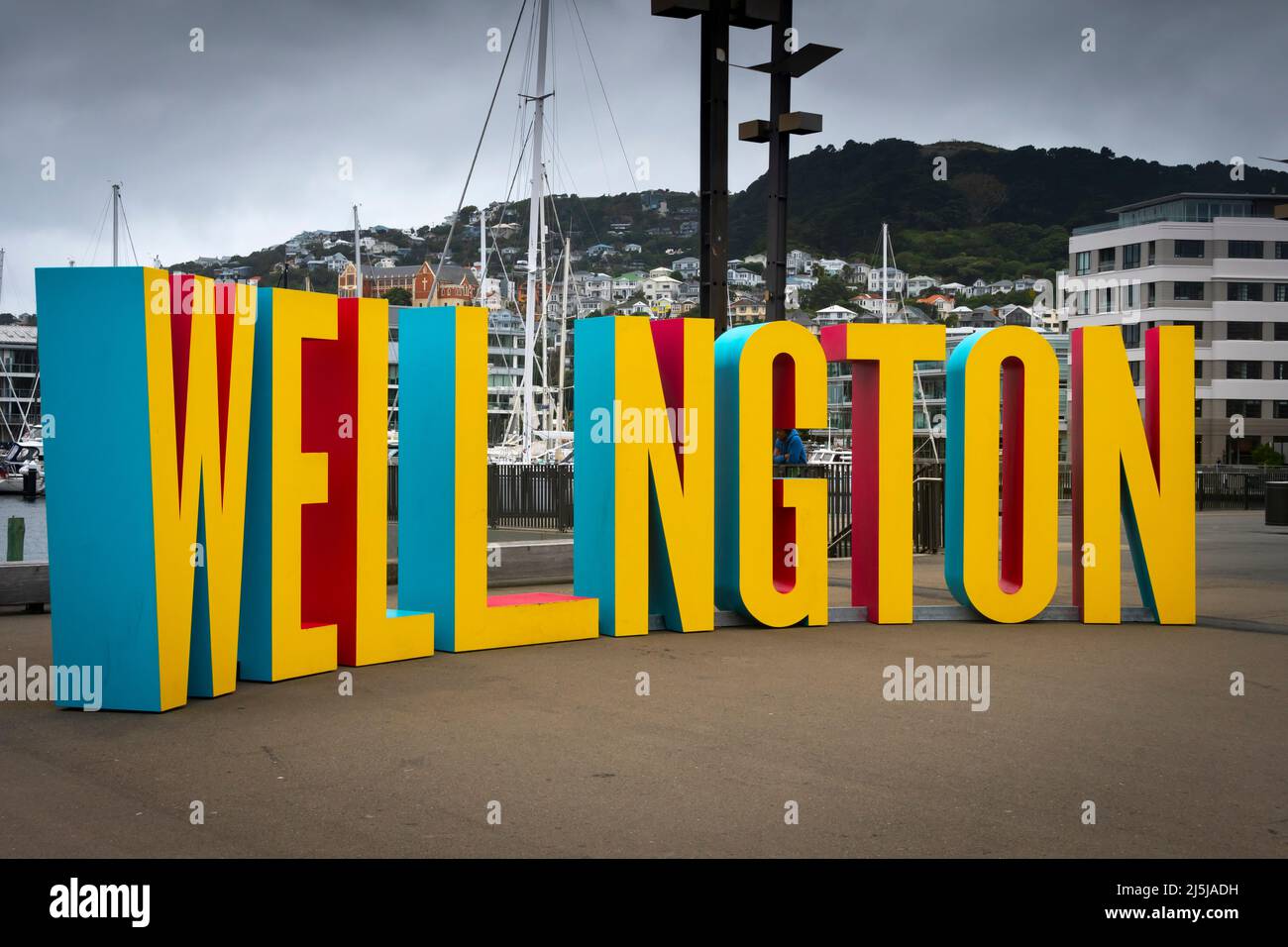 Wellington-Schild, Taranaki Wharf, Wellington, Nordinsel, Neuseeland. Der fehlende Buchstabe „I“ ist ein Platz für eine Person zum Stehen. Stockfoto